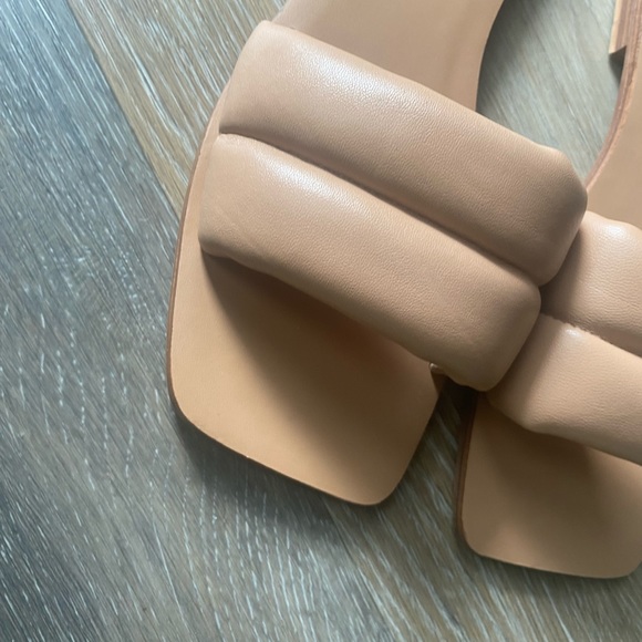 Marc Fisher Ralla neutral Leather Slides Sandals Flats slide Size 8.5 M - Picture 3 of 12